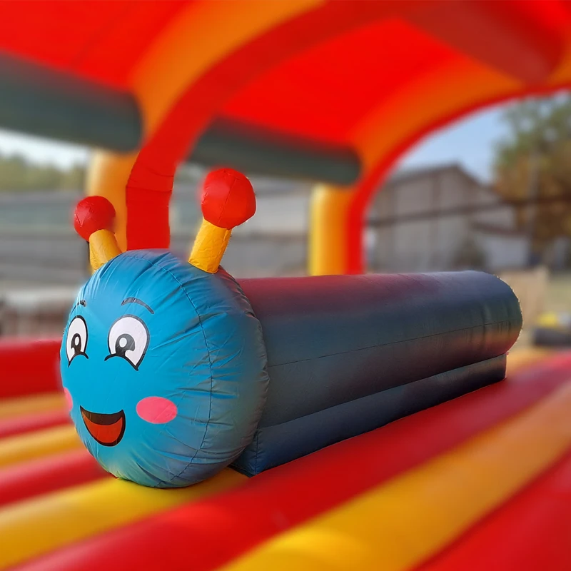 Location château gonflable Chenille – Image 3