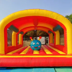 Château gonflable pour enfant thème chenille